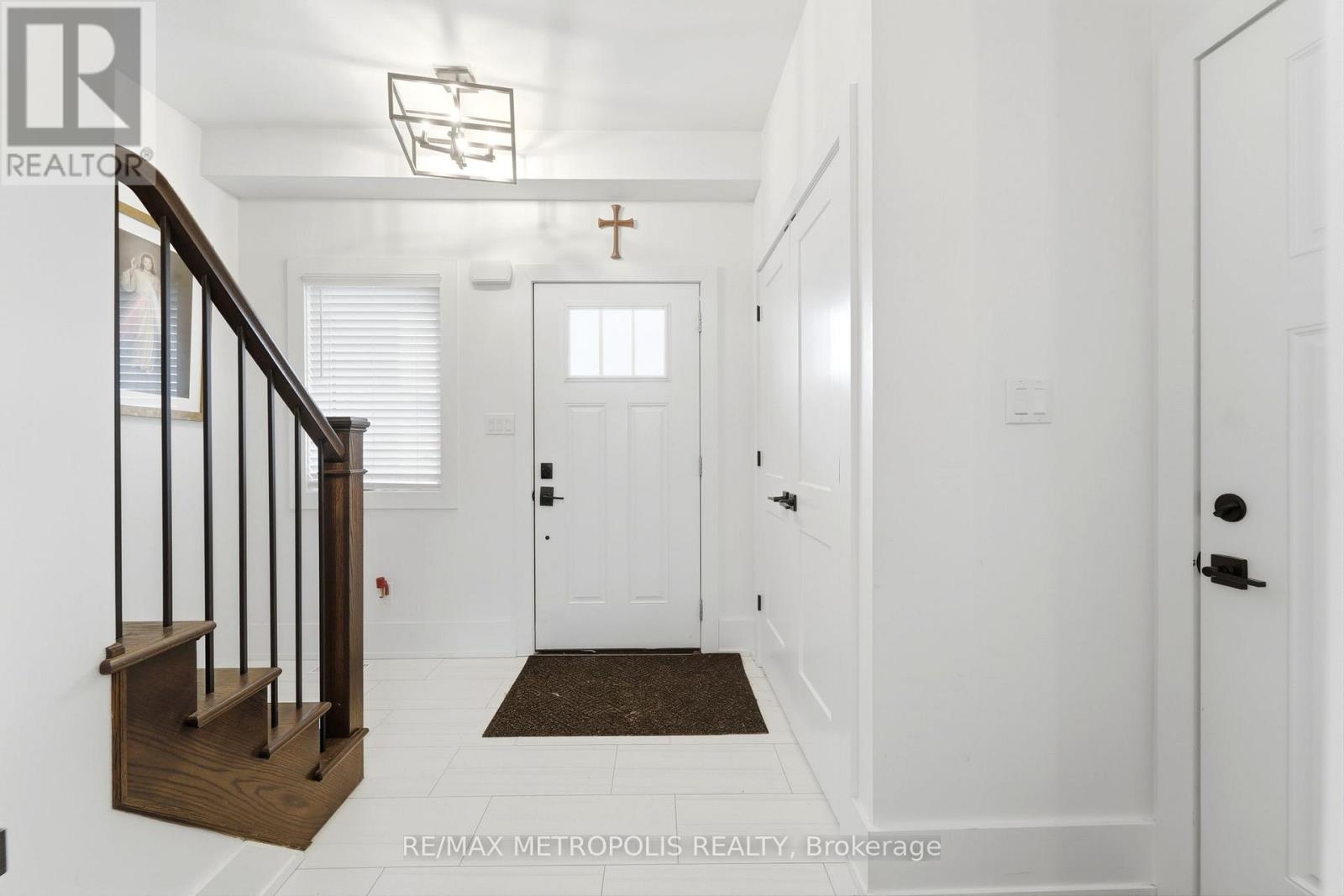 212 Iva Street, Welland, Ontario  L3B 1W4 - Photo 3 - X12954356