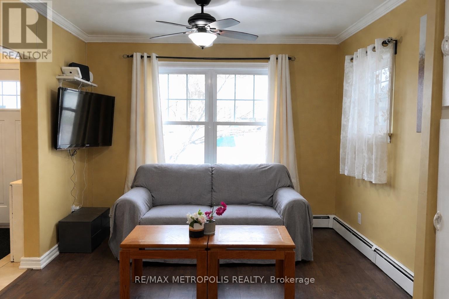 159 York Street, St. Catharines, Ontario  L2R 6E9 - Photo 4 - X12954088