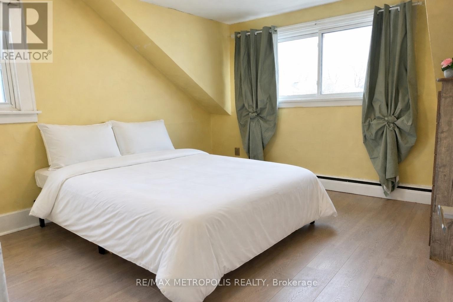 159 York Street, St. Catharines, Ontario  L2R 6E9 - Photo 10 - X12954088