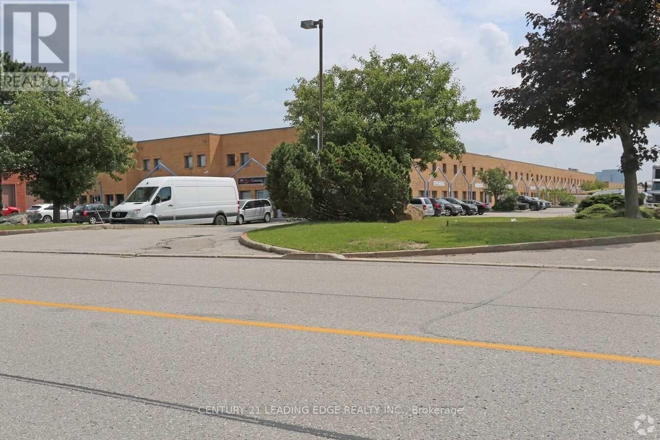 15 - 167 Applewood Crescent, Vaughan, Ontario  L4K 4K7 - Photo 9 - N12892524