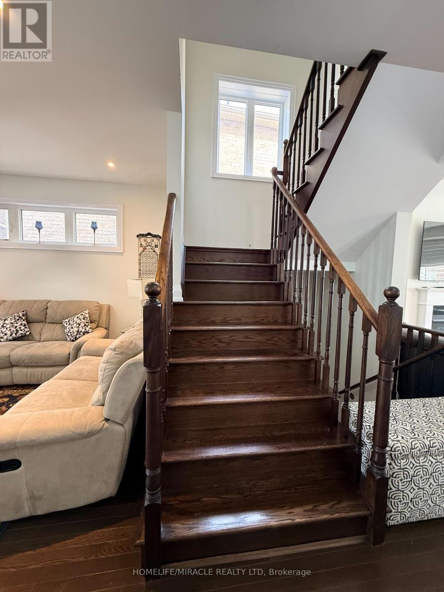 300 Symington Court, Oshawa, Ontario  L1L 0J9 - Photo 11 - E12954416