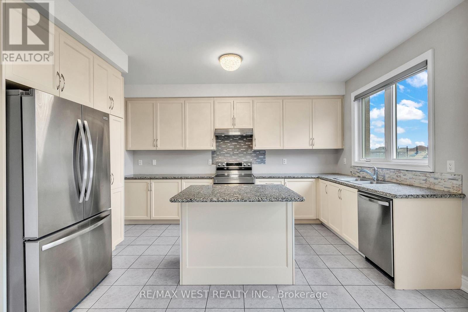 65 Port Royal Avenue, Vaughan, Ontario  L4H 4K6 - Photo 13 - N12954396