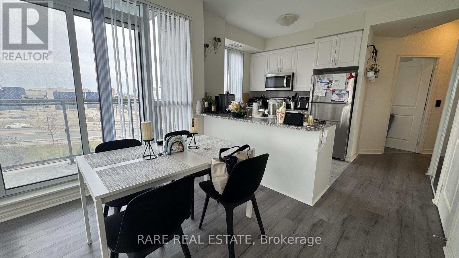 605 - 349 Rathburn Road W, Mississauga, Ontario  L5B 0G9 - Photo 4 - W12954476