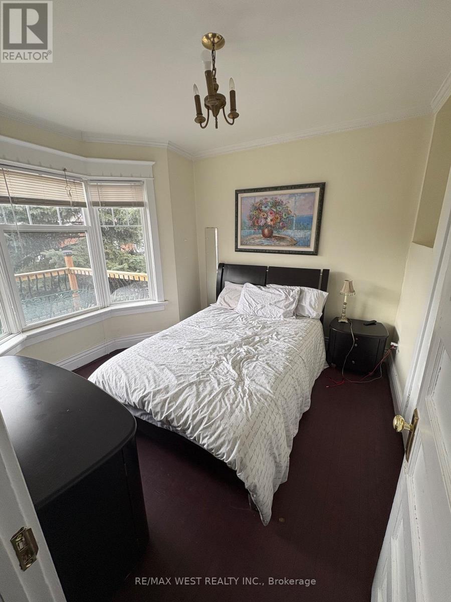 1 - 87 Medland Crescent, Toronto, Ontario  M6P 2N3 - Photo 4 - W12954478