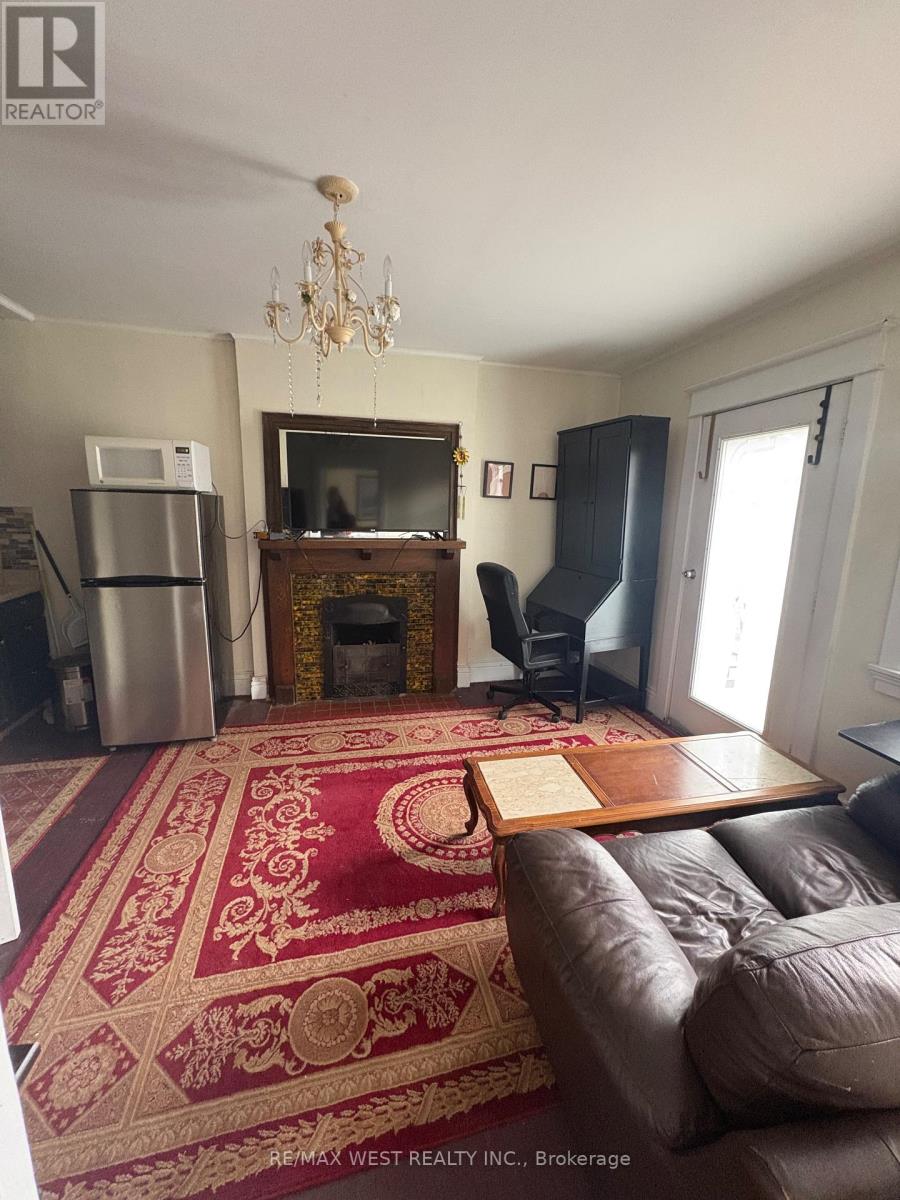 1 - 87 Medland Crescent, Toronto, Ontario  M6P 2N3 - Photo 6 - W12954478