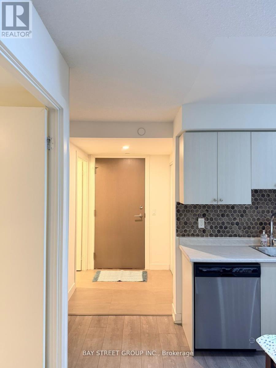 1602 - 10 Wilby Crescent, Toronto, Ontario  M9N 1E5 - Photo 4 - W12954480