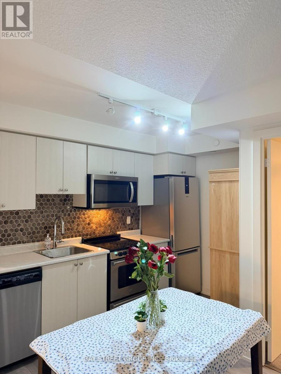 1602 - 10 Wilby Crescent, Toronto, Ontario  M9N 1E5 - Photo 6 - W12954480