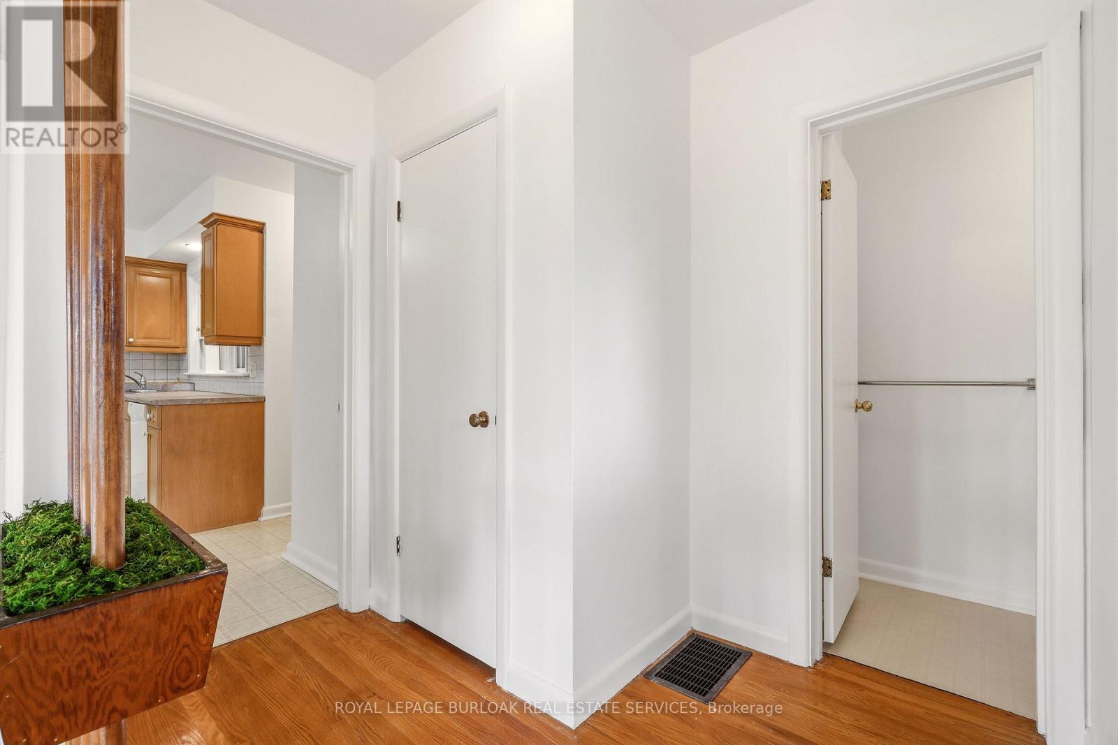 890 Falcon Boulevard, Burlington, Ontario  L7T 3B7 - Photo 16 - W12954490