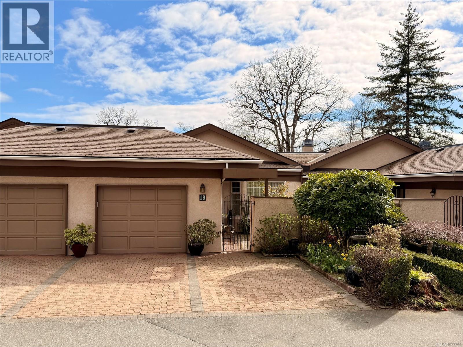 19 901 Kentwood Lane, Saanich, British Columbia