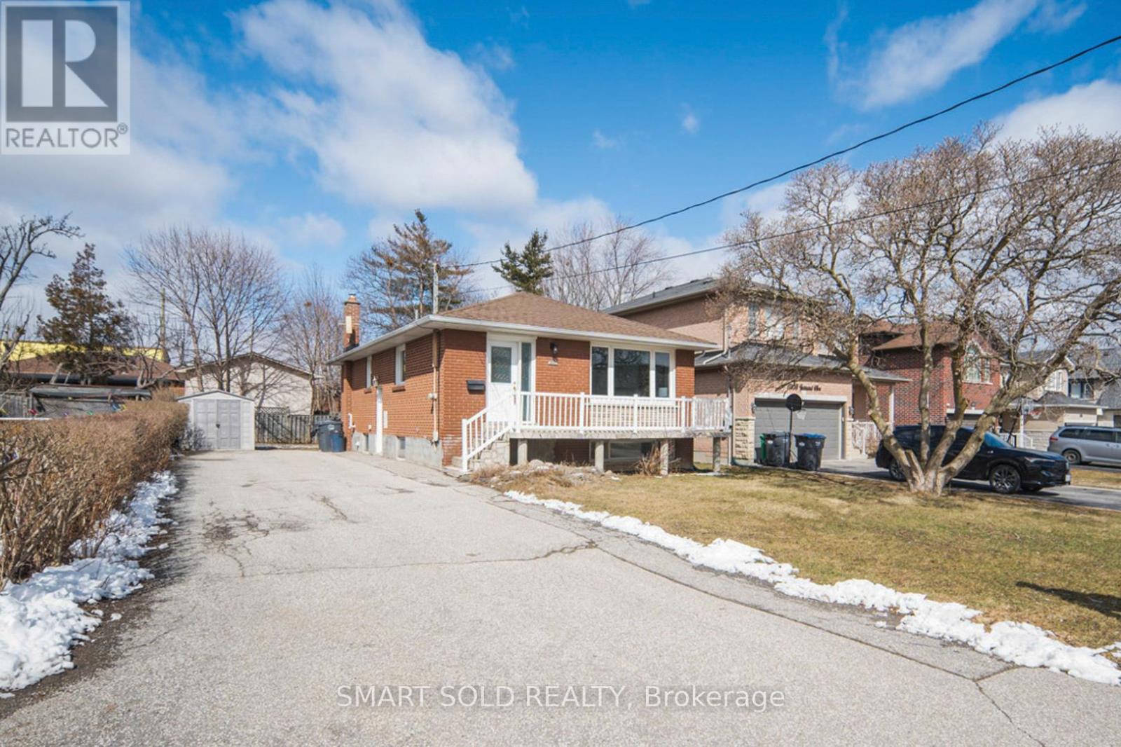 995 Garrard Avenue, Mississauga, Ontario  L5E 1L4 - Photo 2 - W12885392