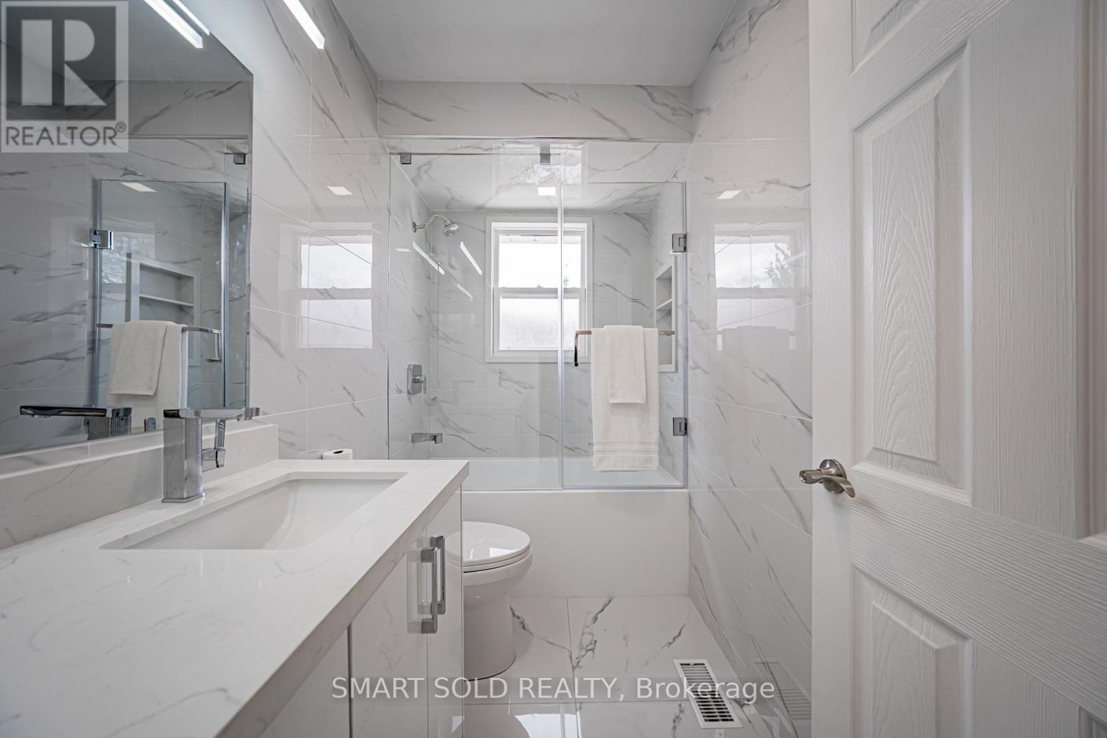 995 Garrard Avenue, Mississauga, Ontario  L5E 1L4 - Photo 24 - W12885392