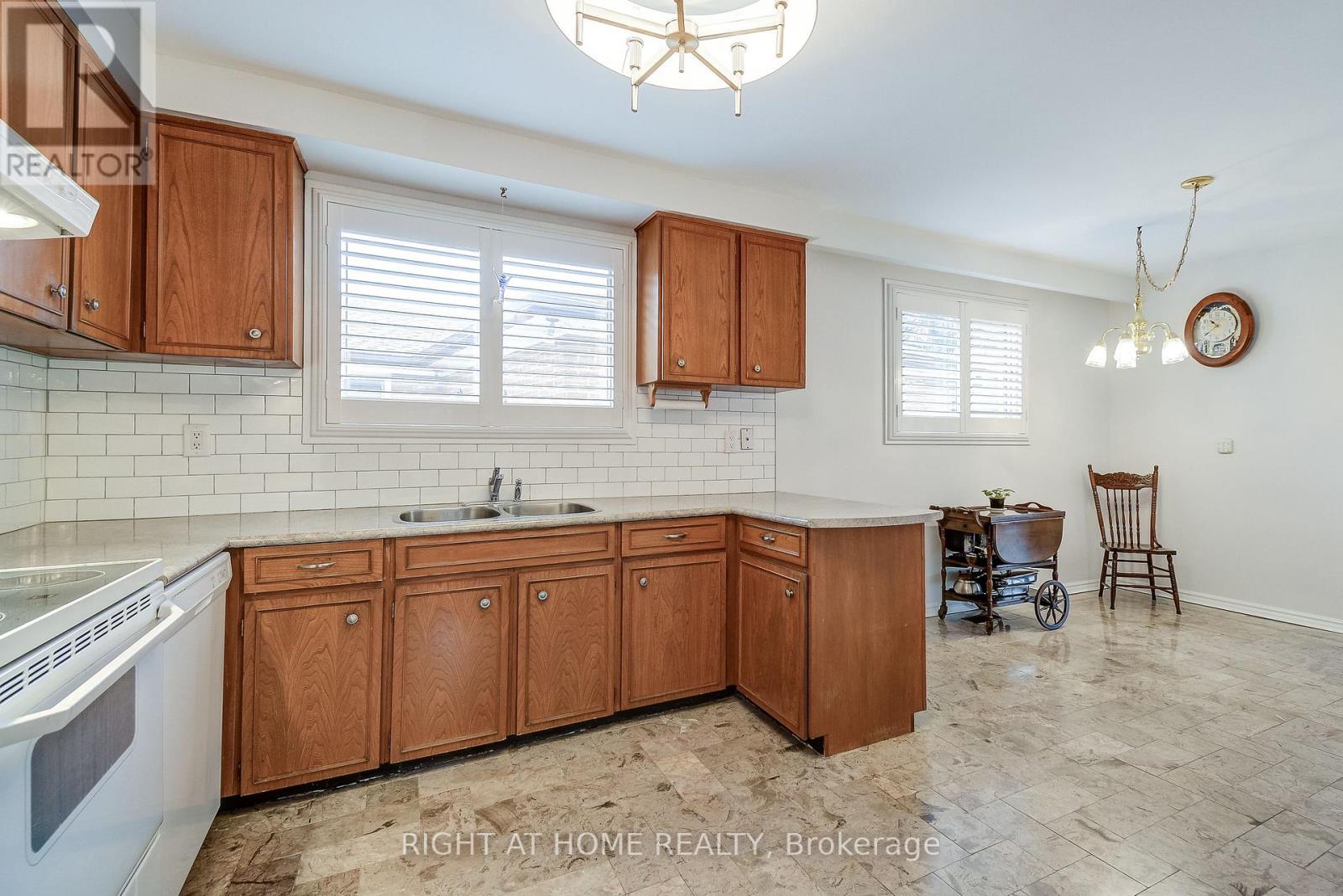 575 Eversley Drive, Mississauga, Ontario  L5A 2E1 - Photo 12 - W12924606