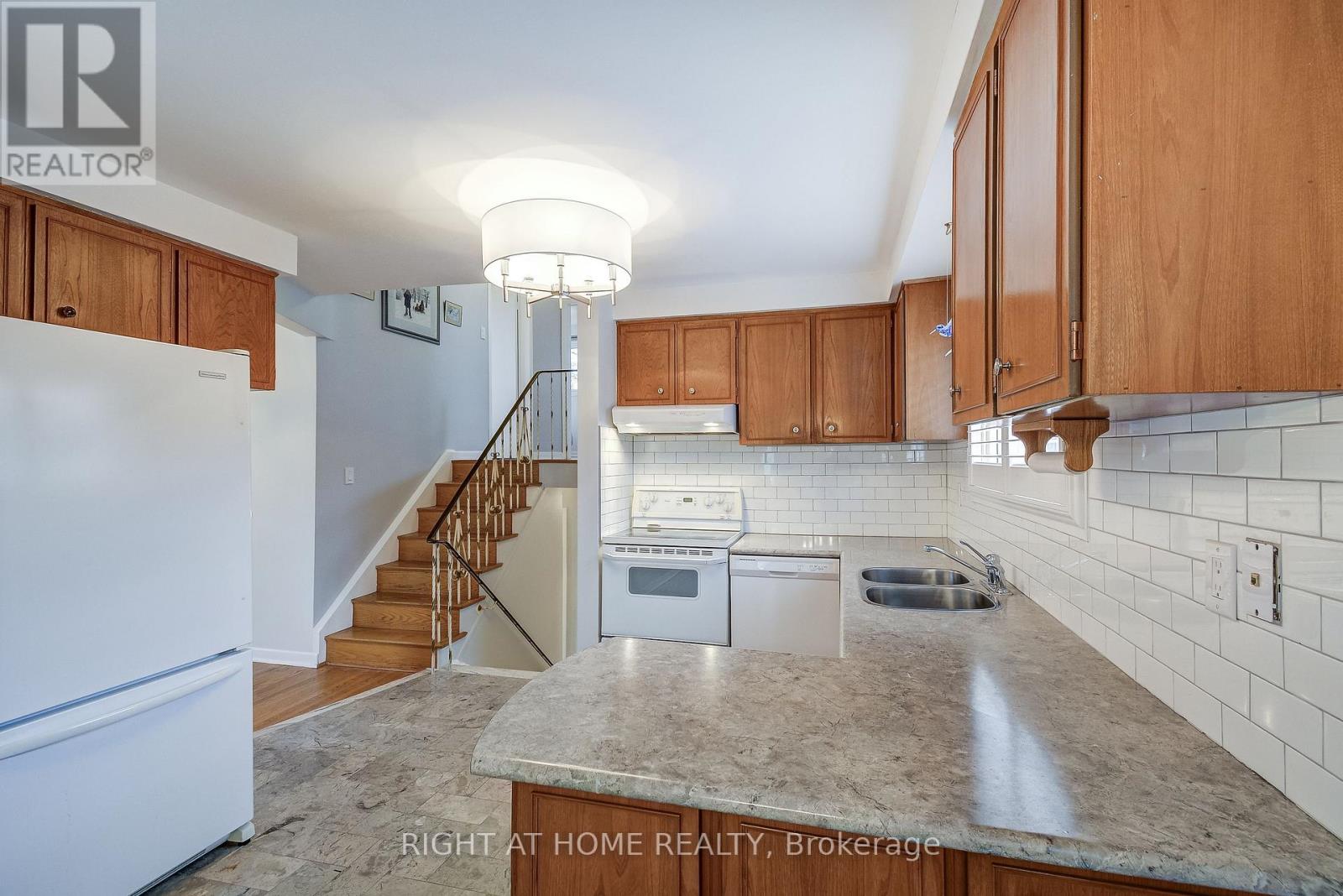 575 Eversley Drive, Mississauga, Ontario  L5A 2E1 - Photo 15 - W12924606