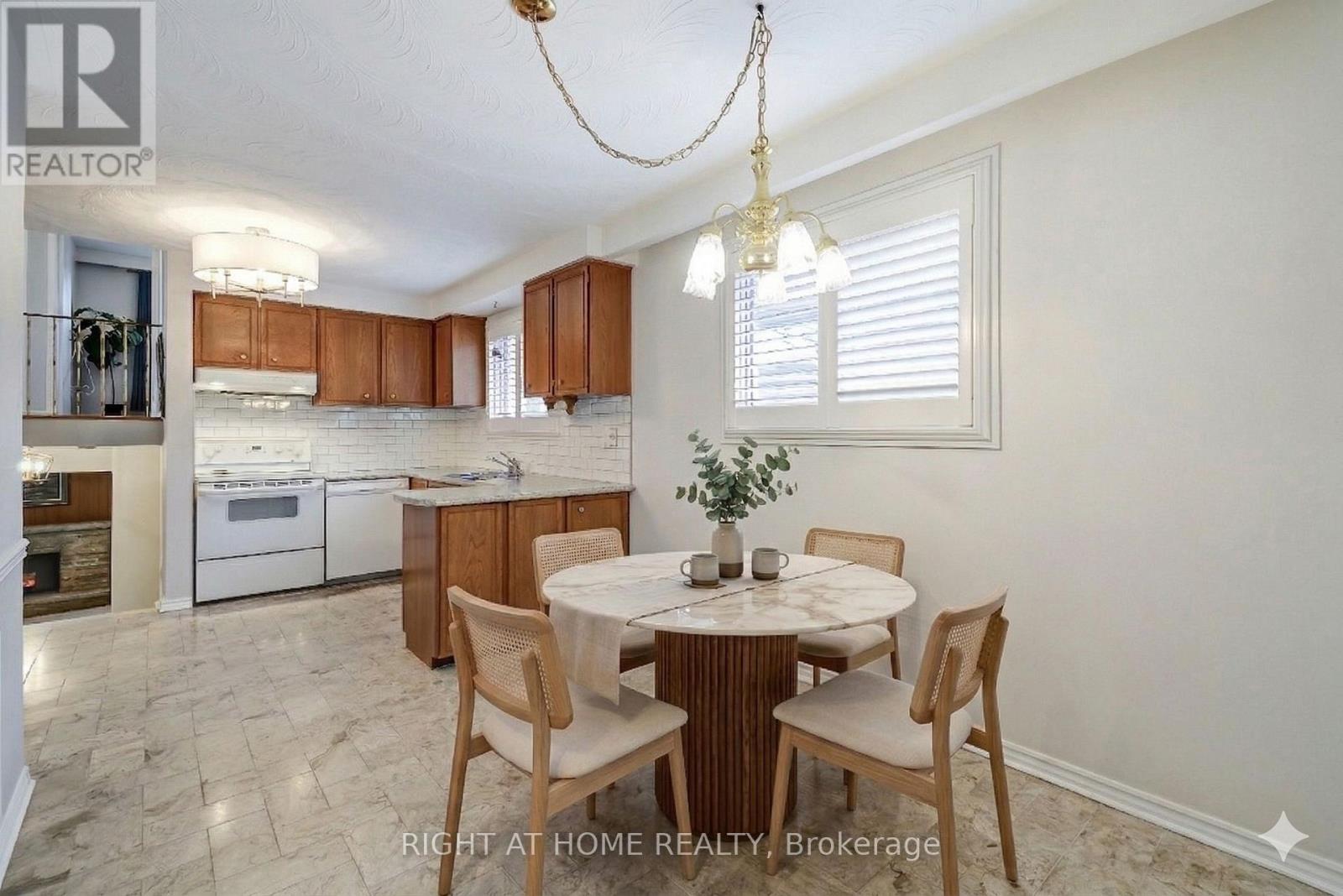 575 Eversley Drive, Mississauga, Ontario  L5A 2E1 - Photo 6 - W12924606