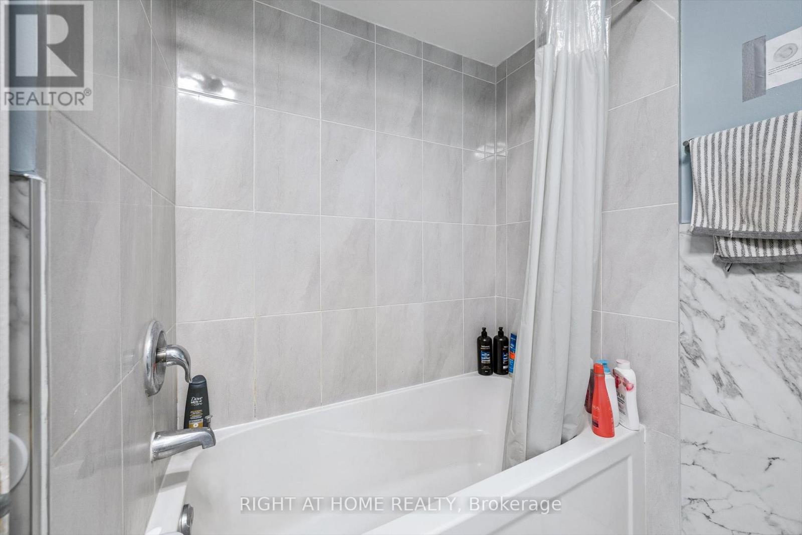 1070 Queens Avenue, Oakville, Ontario  L6H 2B5 - Photo 24 - W12819846