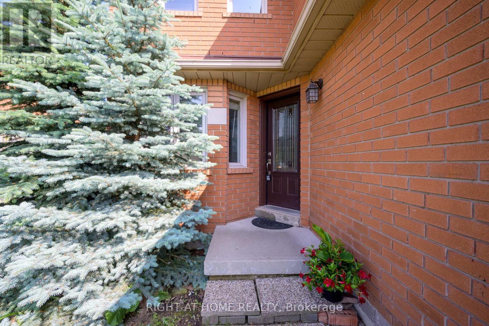 510 Taylor Crescent, Burlington, Ontario  L7L 6G3 - Photo 4 - W12954522