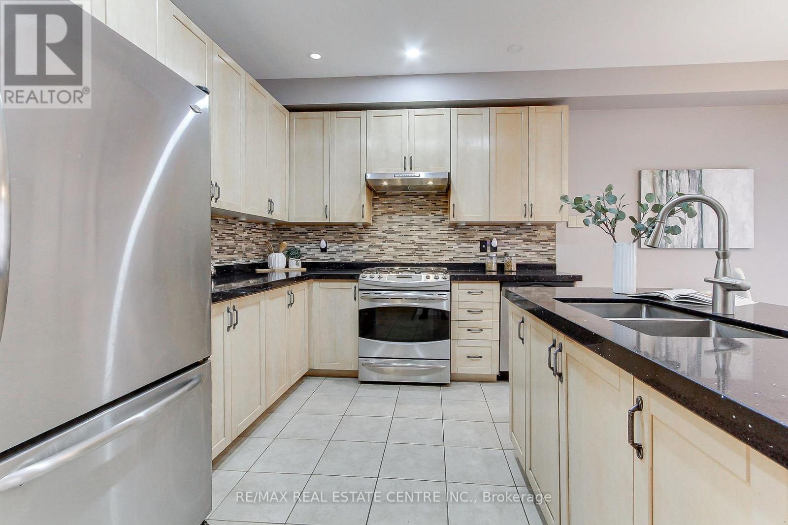 54 Woodbury Crescent, Newmarket, Ontario  L3X 2V5 - Photo 11 - N12944628