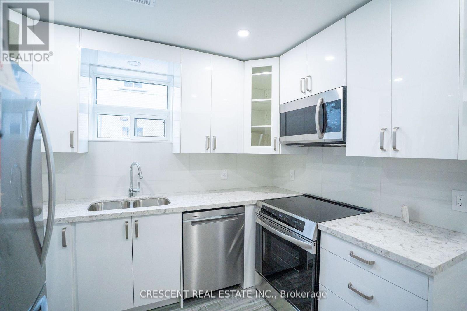 1 - 19 Queen Street W, Mississauga, Ontario  L5H 1L5 - Photo 4 - W12851508