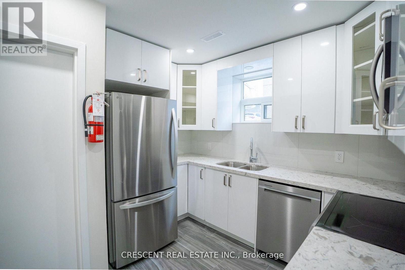 1 - 19 Queen Street W, Mississauga, Ontario  L5H 1L5 - Photo 3 - W12851508