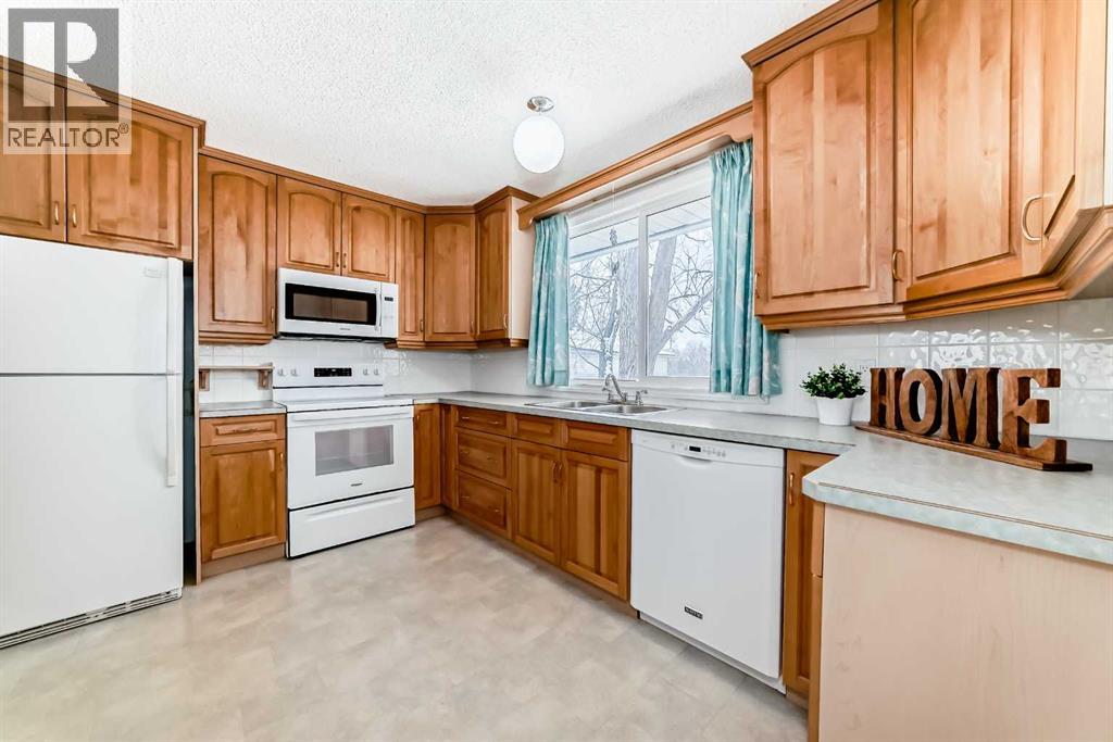 752 Cedarille Way Sw, Calgary, Alberta  T2W 2G7 - Photo 4 - A2295915