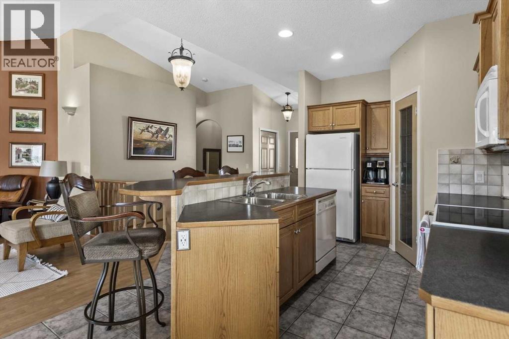 122 West Terrace Place, Cochrane, Alberta  T4C 1S2 - Photo 5 - A2295833