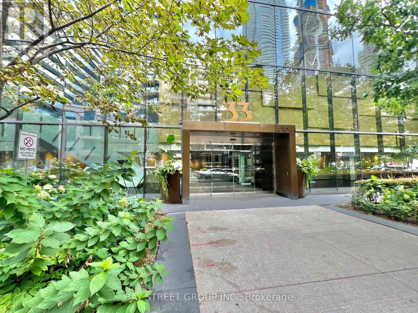 1811 - 33 Charles Street E, Toronto, Ontario  M4Y 0A2 - Photo 2 - C12954686