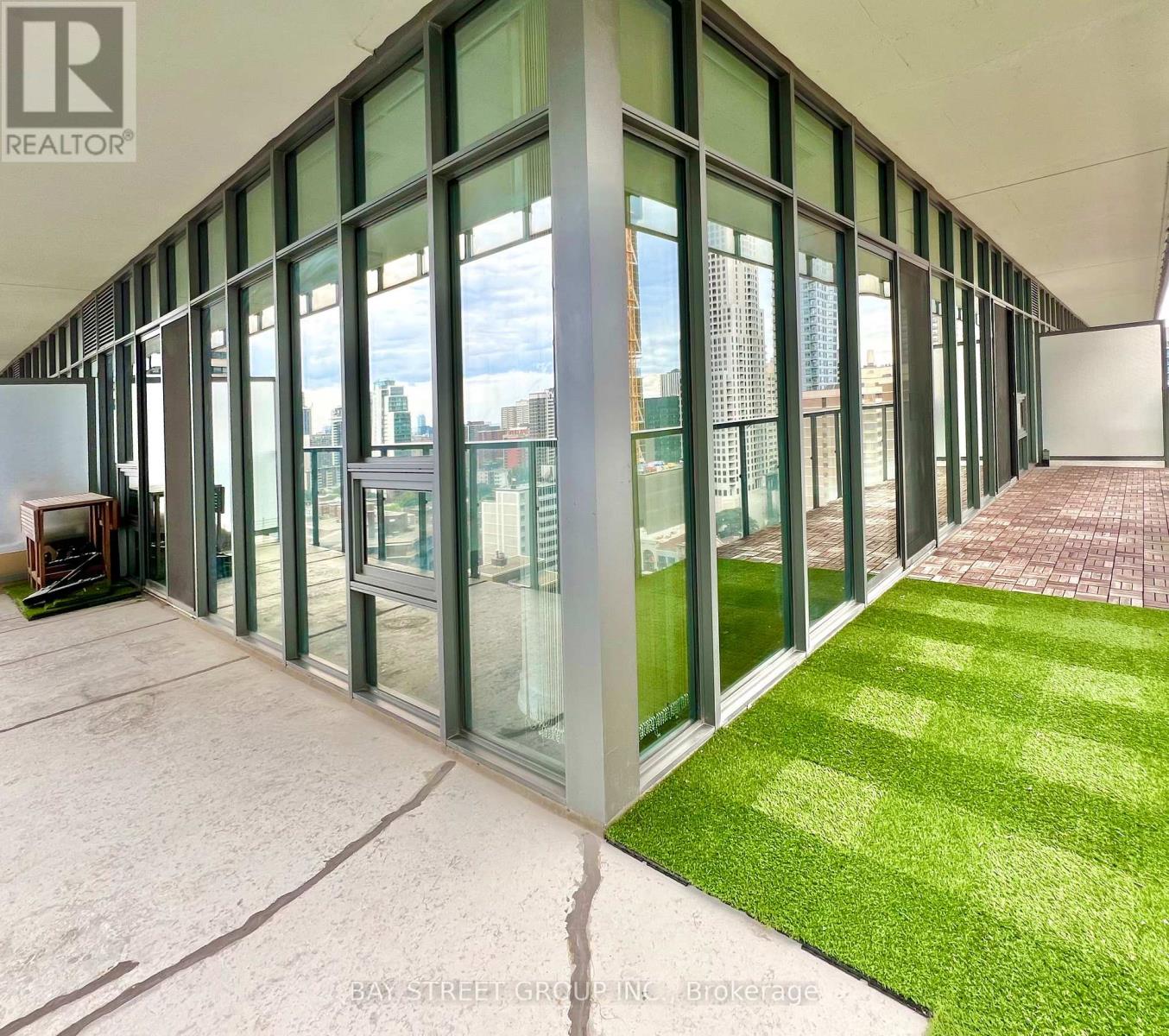 1811 - 33 Charles Street E, Toronto, Ontario  M4Y 0A2 - Photo 8 - C12954686