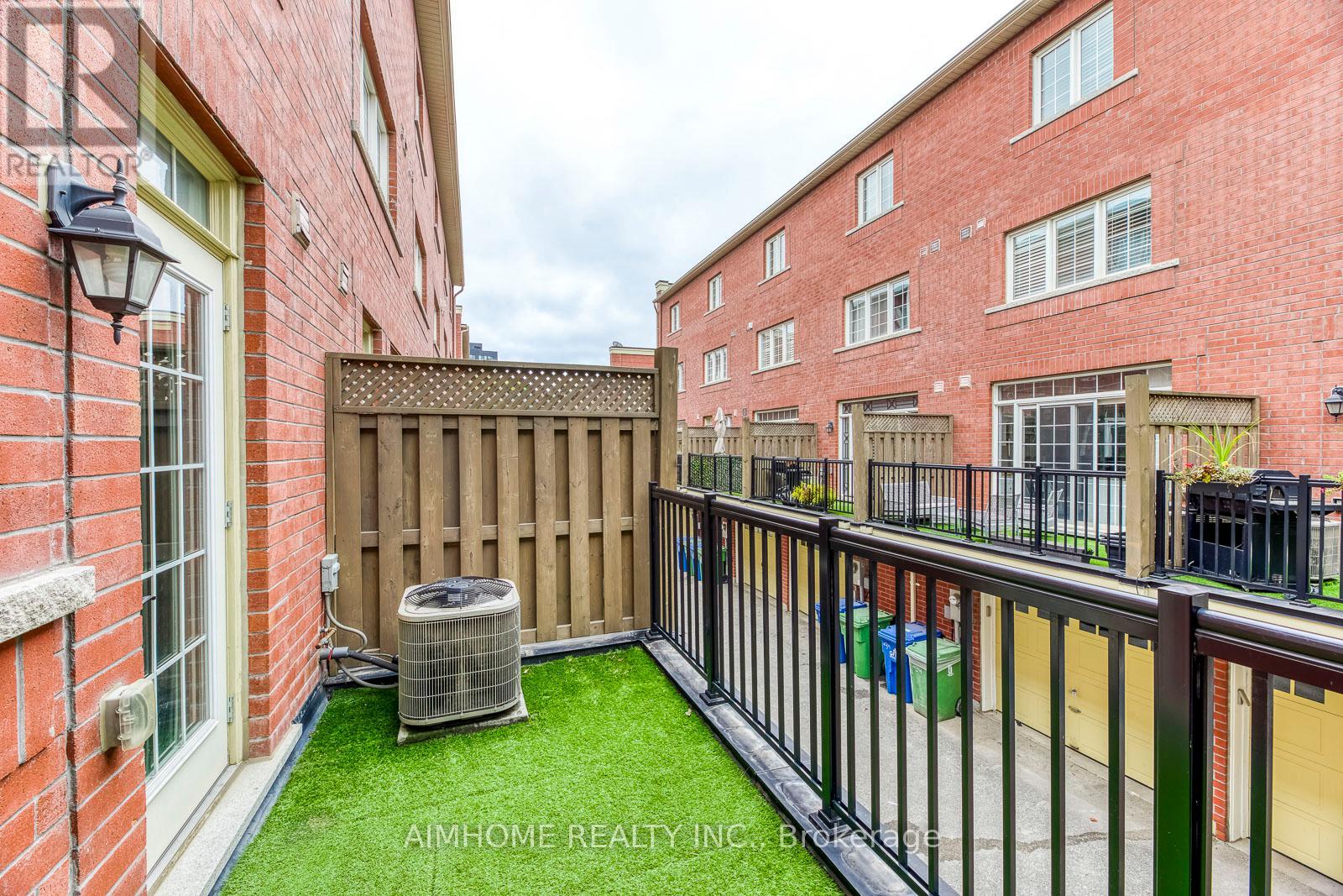 38 Raffeix Lane, Toronto, Ontario  M5A 0G5 - Photo 7 - C12954694