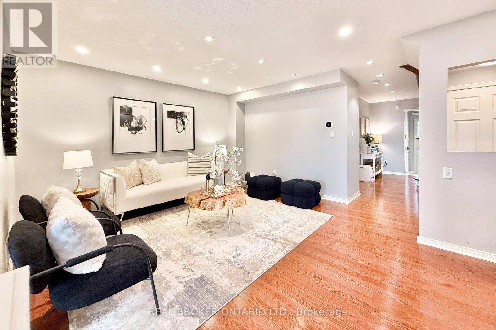 46 Revelstoke Crescent, Richmond Hill, Ontario  L4B 4T2 - Photo 4 - N12954678