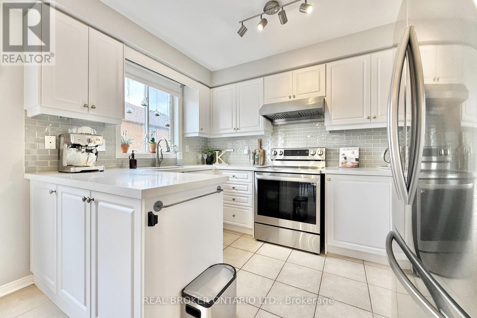 46 Revelstoke Crescent, Richmond Hill, Ontario  L4B 4T2 - Photo 7 - N12954678