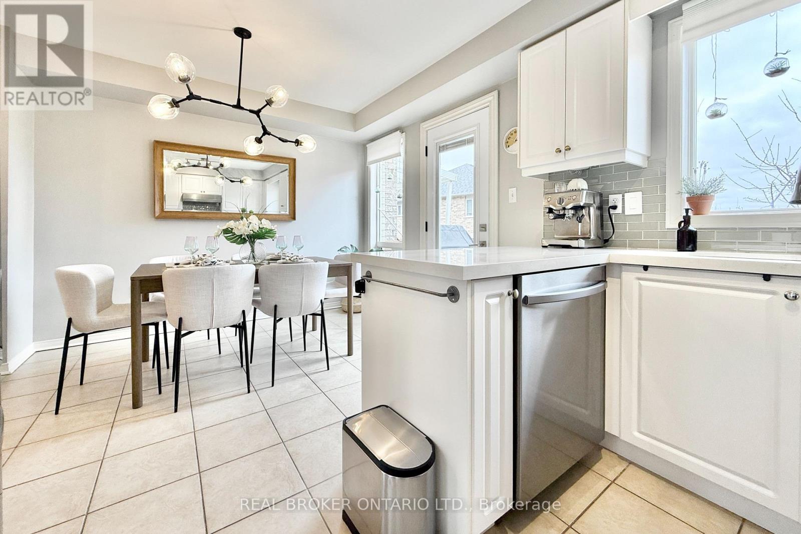 46 Revelstoke Crescent, Richmond Hill, Ontario  L4B 4T2 - Photo 8 - N12954678