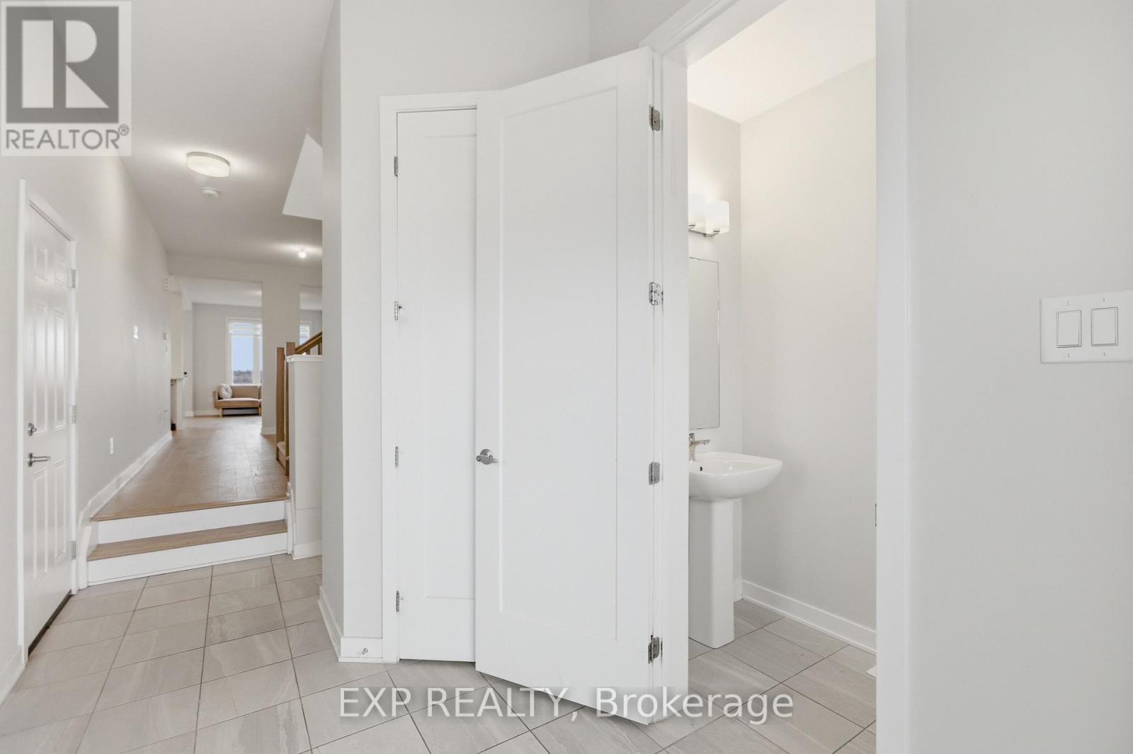 116 Main Halyard Lane, Ottawa, Ontario  K2J 7B6 - Photo 4 - X12954724