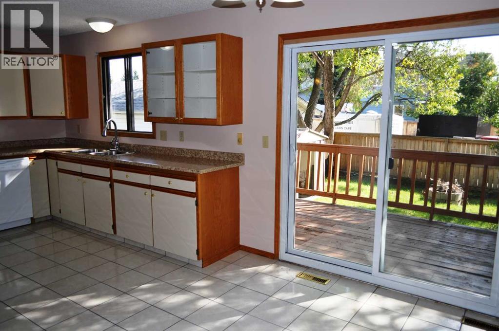 319 Woodside Circle SW, Calgary, Alberta  T2W 3K2 - Photo 4 - A2296885