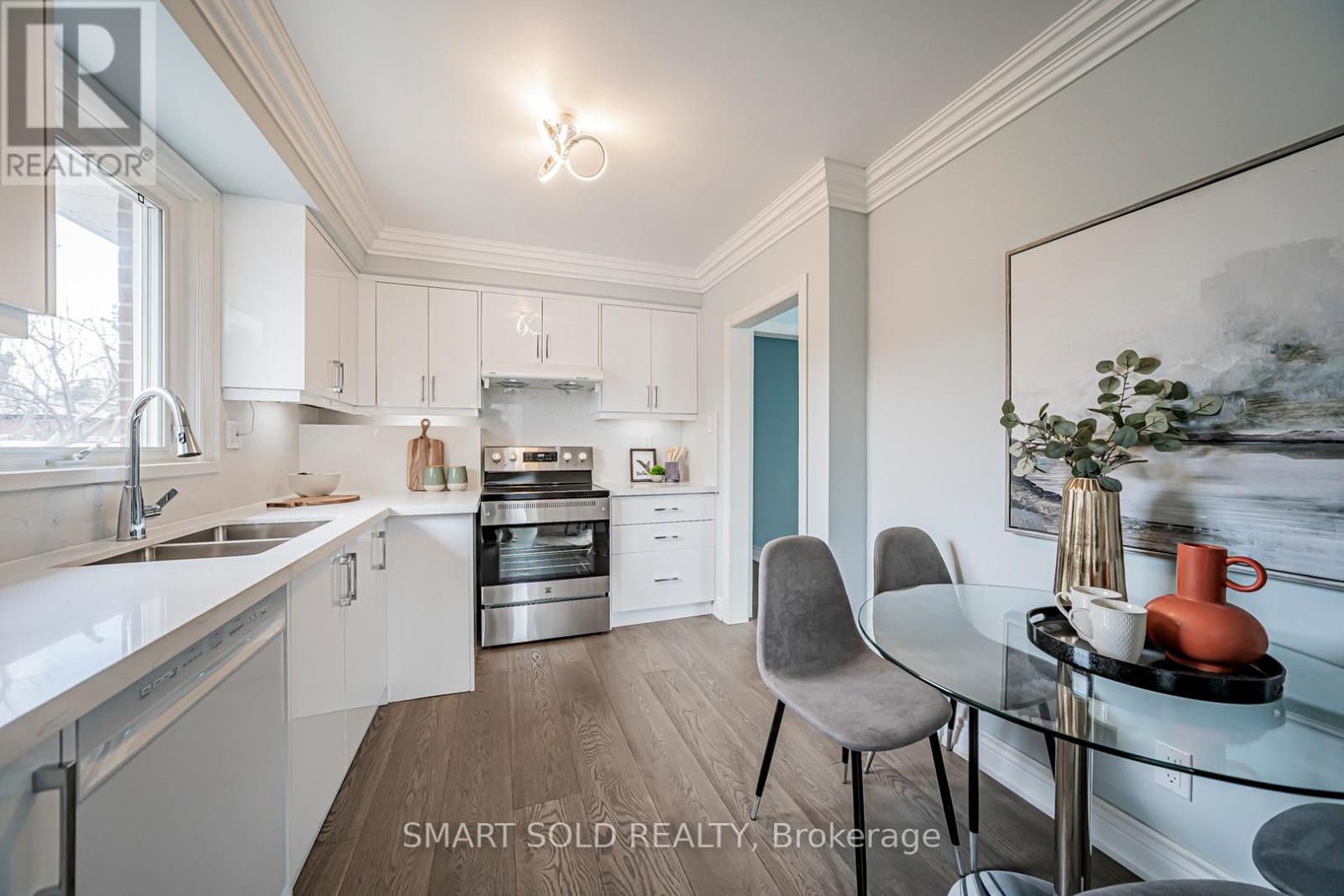 995 Garrard Avenue, Mississauga, Ontario  L5E 1L4 - Photo 9 - W12885392