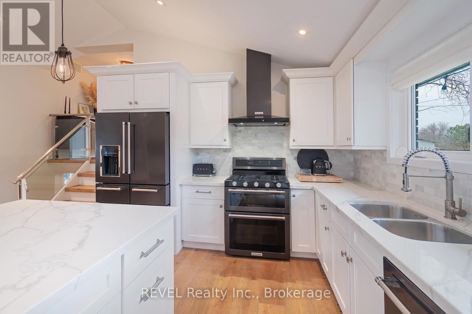 3394 Guildwood Drive, Burlington, Ontario  L7N 1L7 - Photo 12 - W12954836