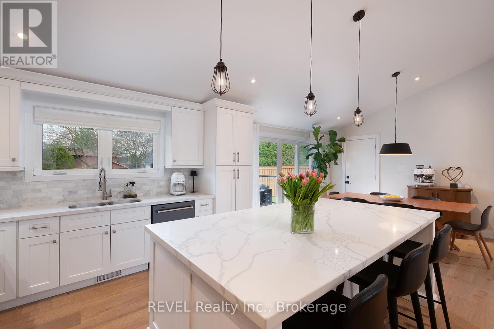 3394 Guildwood Drive, Burlington, Ontario  L7N 1L7 - Photo 15 - W12954836