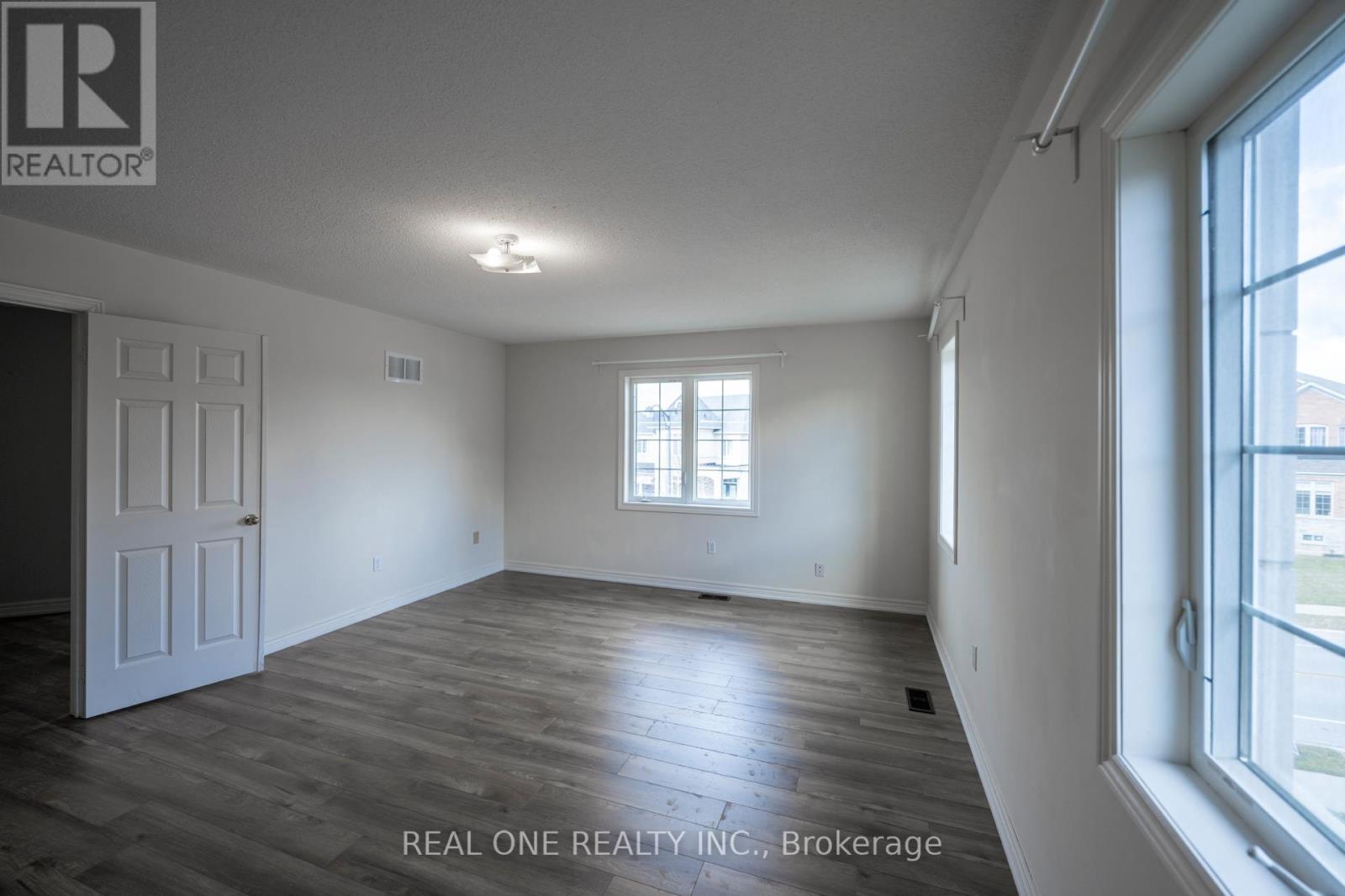 1136 Cenotaph Boulevard, Newmarket, Ontario  L3X 0A7 - Photo 11 - N12954826