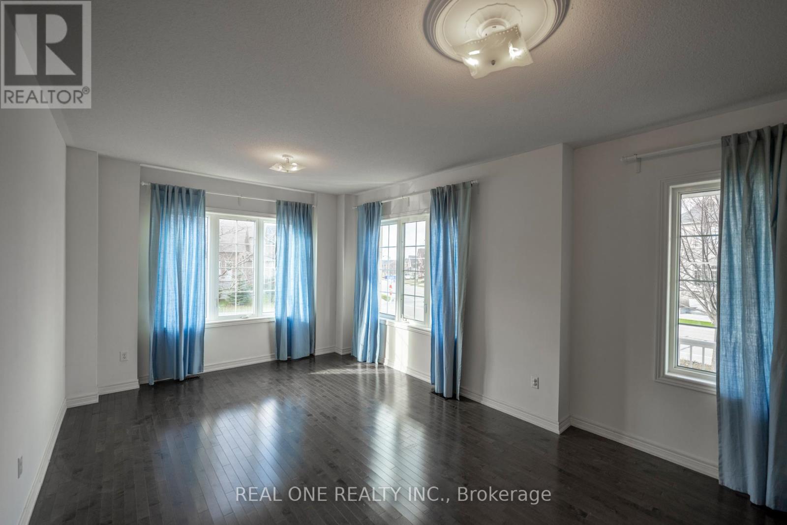 1136 Cenotaph Boulevard, Newmarket, Ontario  L3X 0A7 - Photo 5 - N12954826