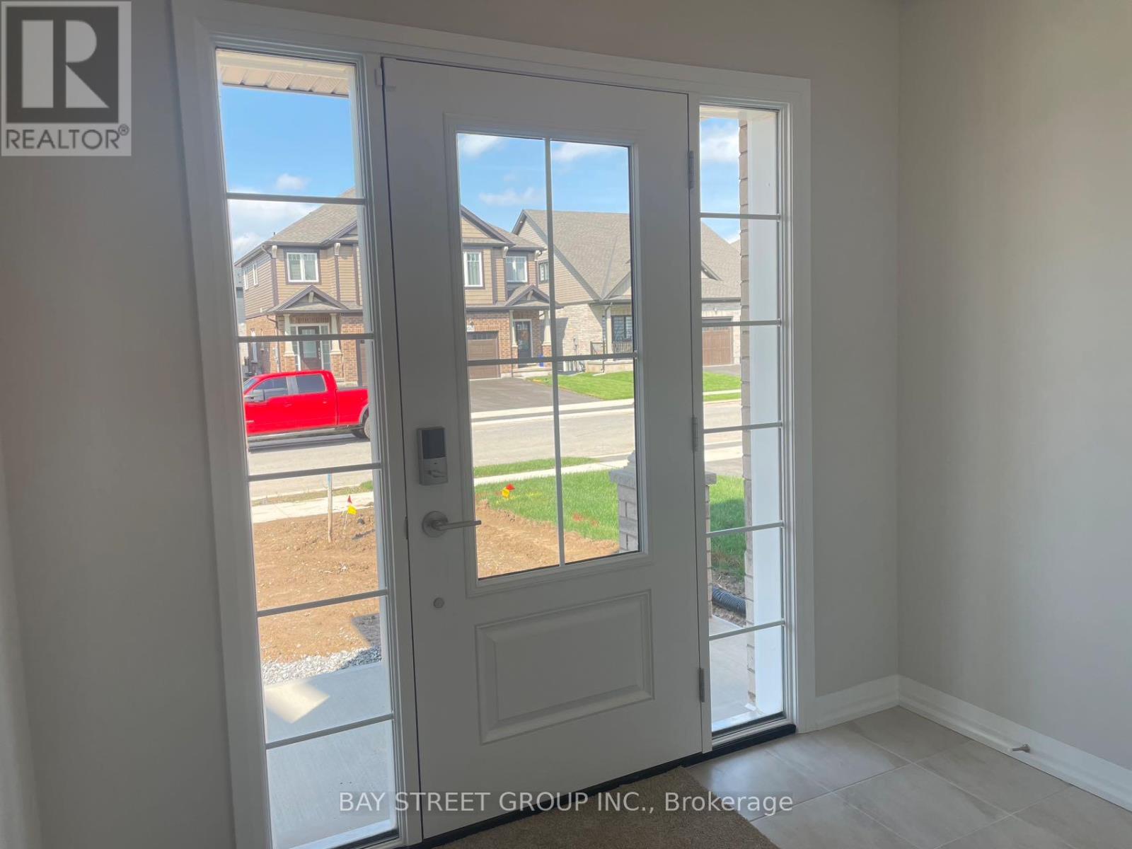 9348 White Oak Avenue, Niagara Falls, Ontario  L2G 3P6 - Photo 3 - X12954772