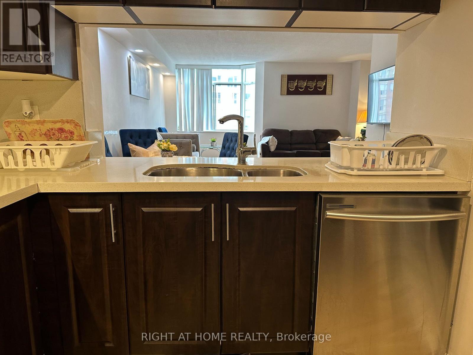 1406 - 300 Webb Drive, Mississauga, Ontario  L5B 3W3 - Photo 10 - W12954874