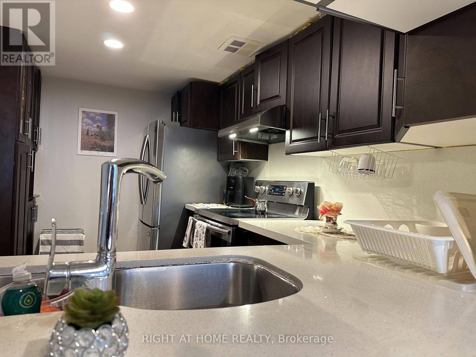 1406 - 300 Webb Drive, Mississauga, Ontario  L5B 3W3 - Photo 7 - W12954874