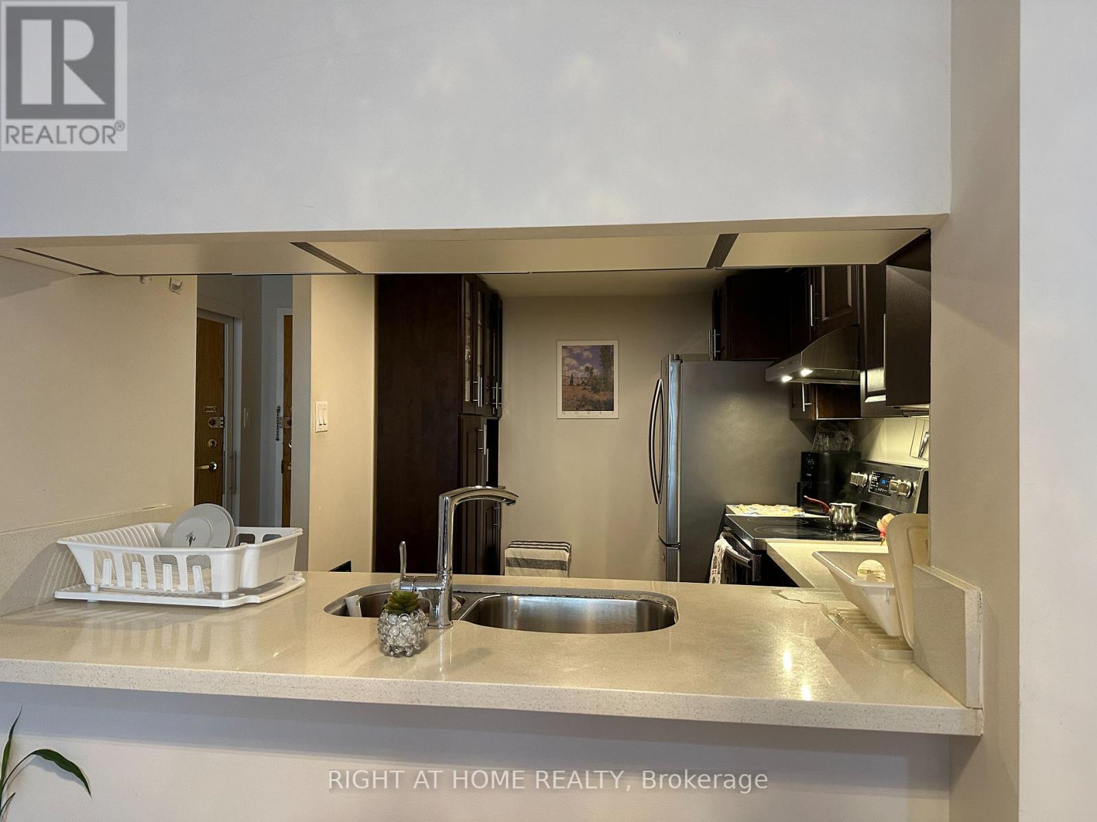 1406 - 300 Webb Drive, Mississauga, Ontario  L5B 3W3 - Photo 9 - W12954874