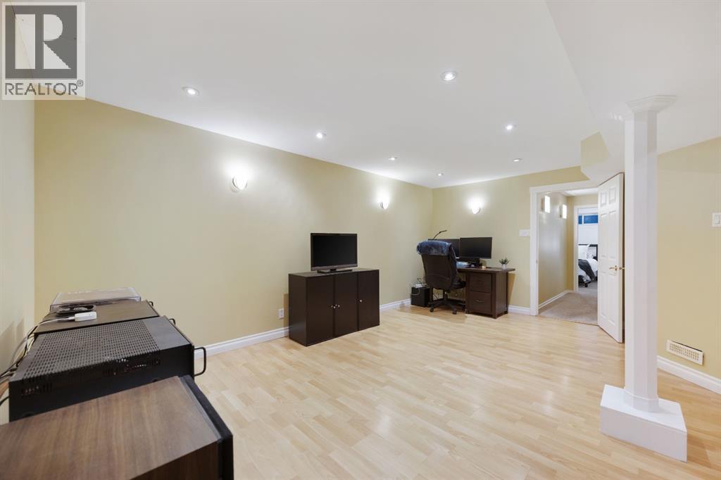 35 Grafton Drive Sw, Calgary, Alberta  T3E 4W1 - Photo 21 - A2298690