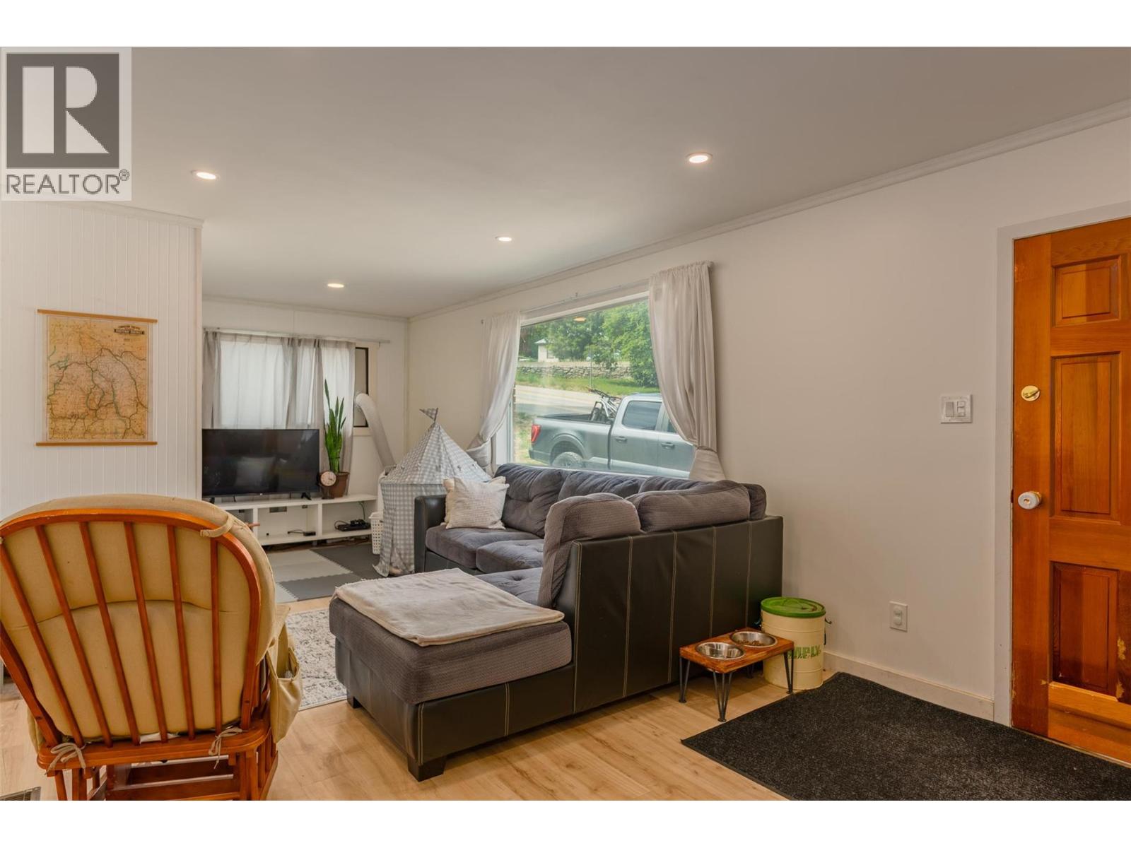 1953 Plewman Way, Rossland, British Columbia  V0G 1Y0 - Photo 4 - 10353239