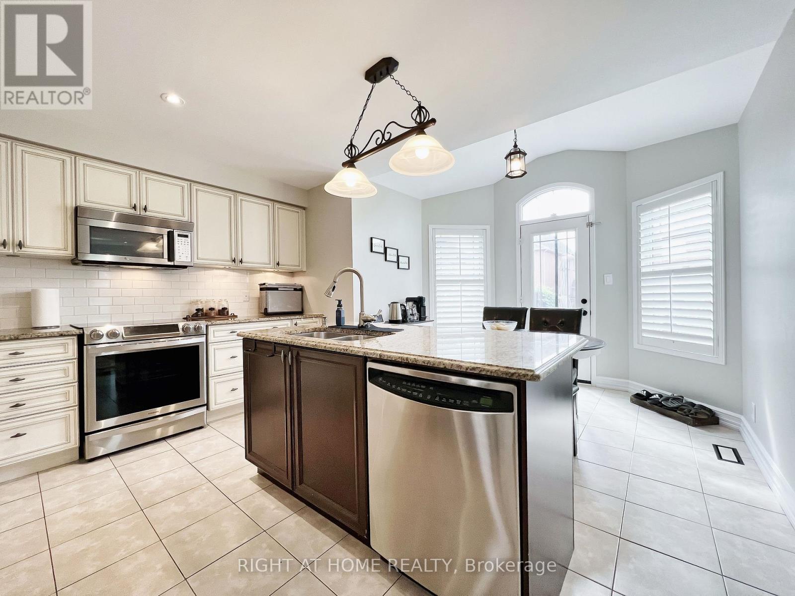 343 Miller Park Avenue, Bradford West Gwillimbury, Ontario  L3Z 0B9 - Photo 22 - N12954910