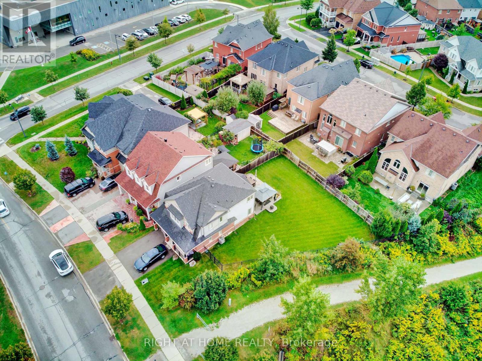 343 Miller Park Avenue, Bradford West Gwillimbury, Ontario  L3Z 0B9 - Photo 5 - N12954910