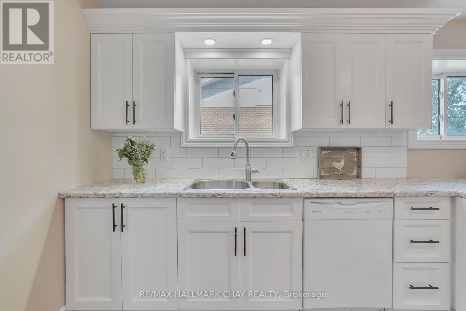 15 Viel Street, Penetanguishene, Ontario  L9M 1H8 - Photo 8 - S12954936