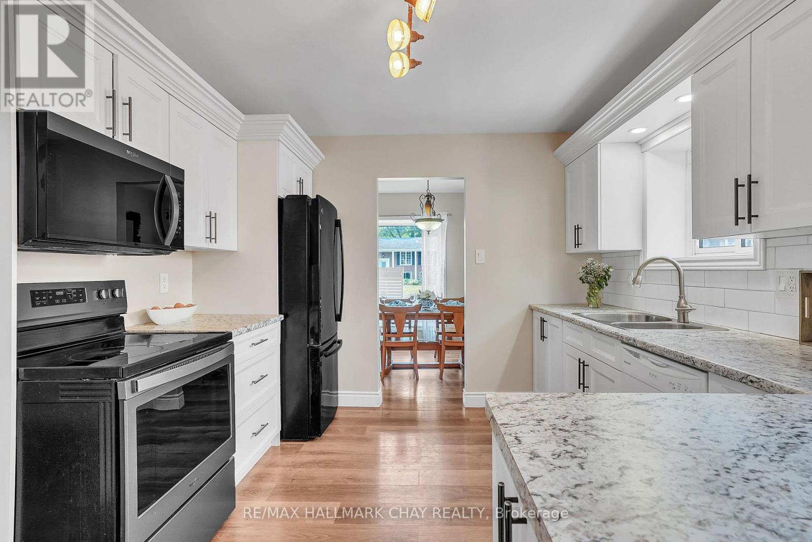 15 Viel Street, Penetanguishene, Ontario  L9M 1H8 - Photo 9 - S12954936