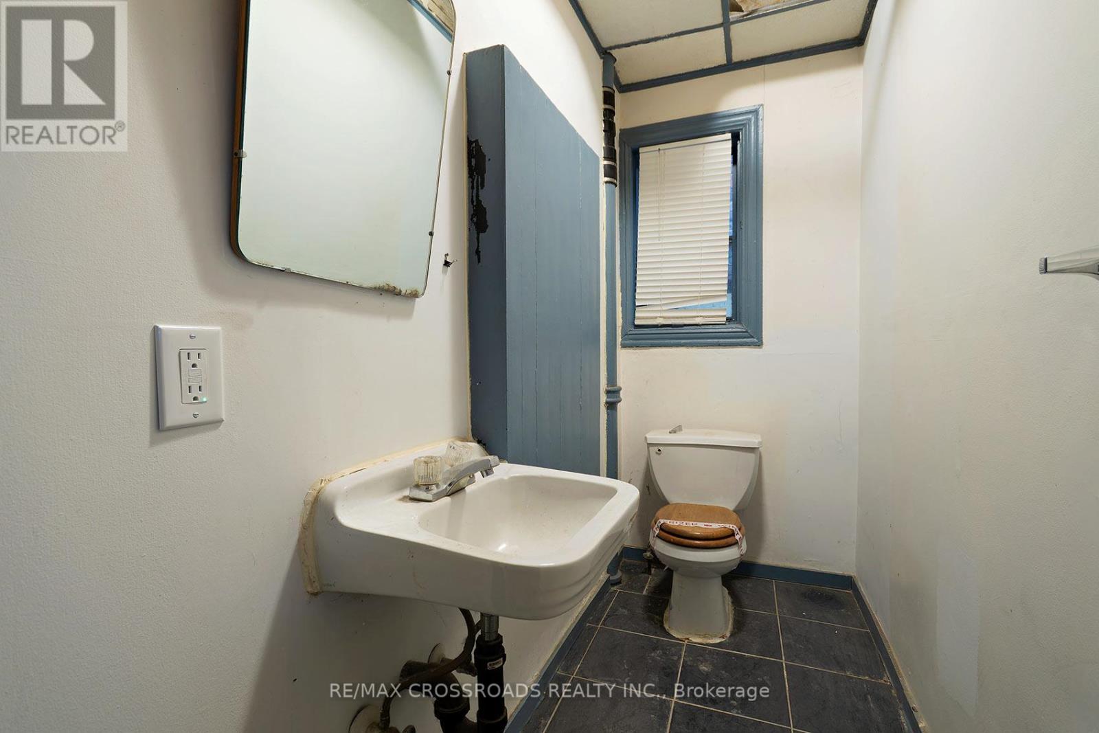 587 Palmerston Avenue, Toronto, Ontario  M6G 2R2 - Photo 17 - C12950654