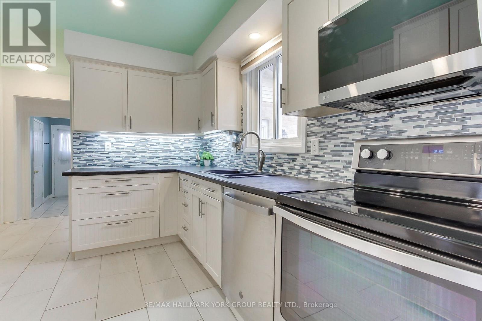 11 Shelley Lane, Barrie, Ontario  L4N 4W4 - Photo 18 - S12954984